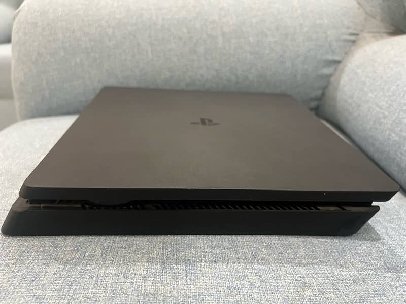 PS4 slim 500 gb plus 2 controllers 2