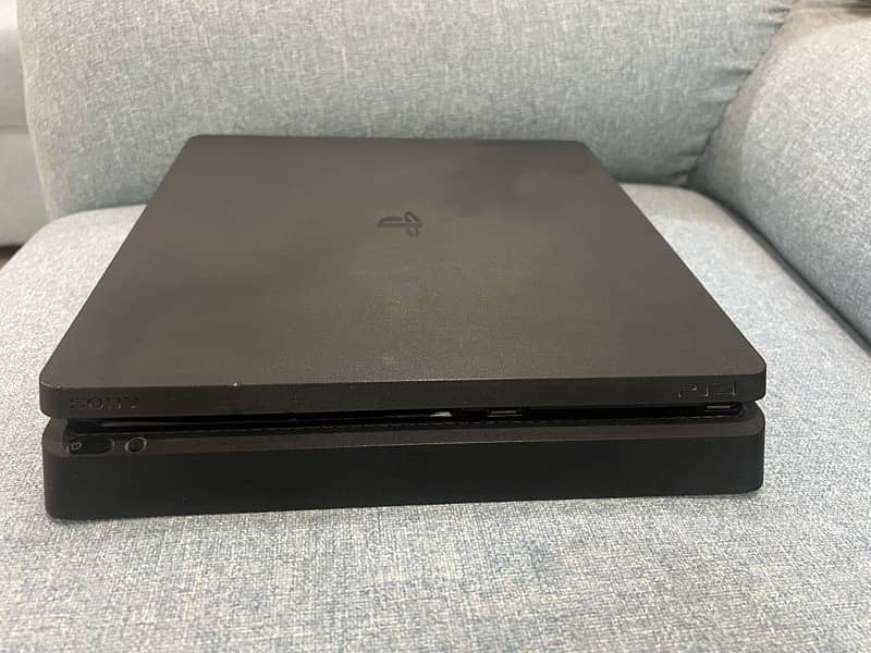 PS4 slim 500 gb plus 2 controllers 3