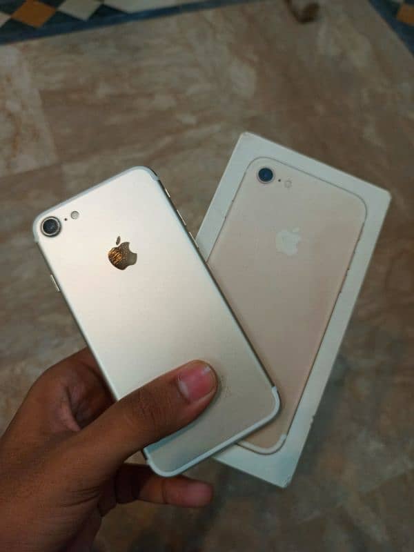 I phone 7 32 gb non PTA with box and cable 1