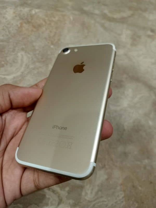 I phone 7 32 gb non PTA with box and cable 6