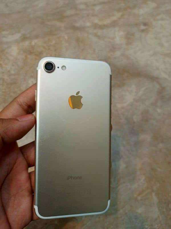 I phone 7 32 gb non PTA with box and cable 7