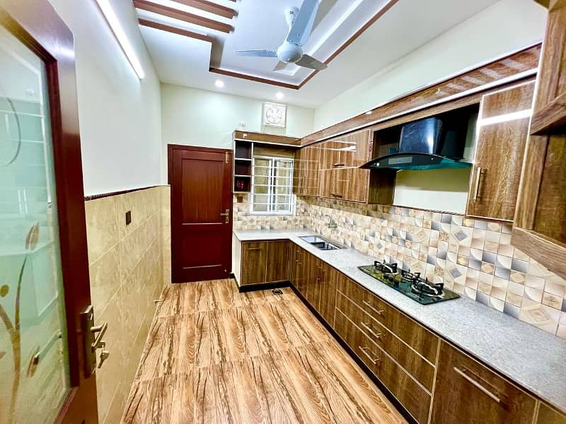 8 MARLA FULL HOUSE FOR SALE FAISAL TOWN F-18 ISLAMABAD INVESTER PRICE 5