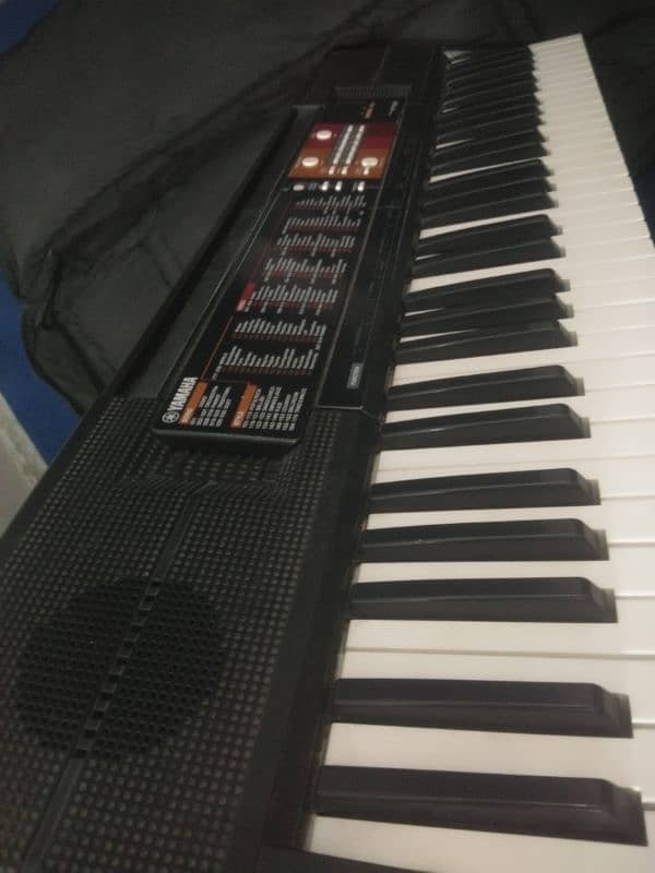 piano Yamaha F51 0