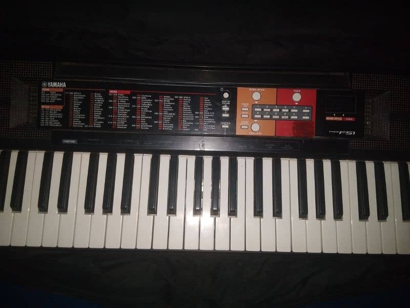 piano Yamaha F51 1