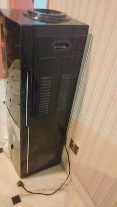 Nas gas 3 tap water dispenser with refrigerator in good condition.