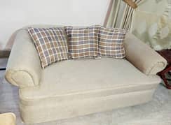 Stylish Beige 4-Piece Sofa Set – Excellent Condition.