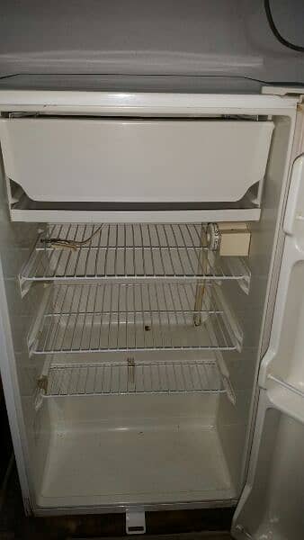 Haier Fridge: White Colour 3