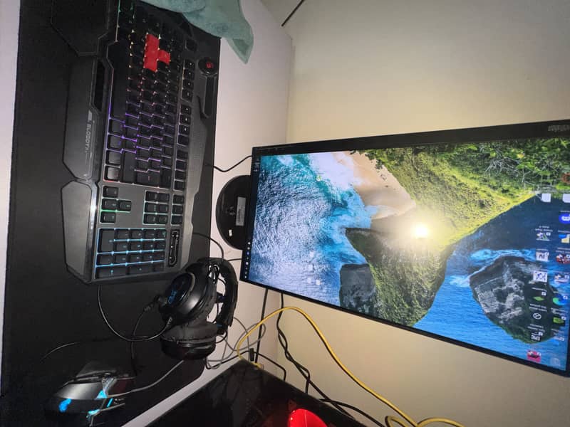 LENOVO THINKVISION 2k resolution gaming monitor with borderless screen 10