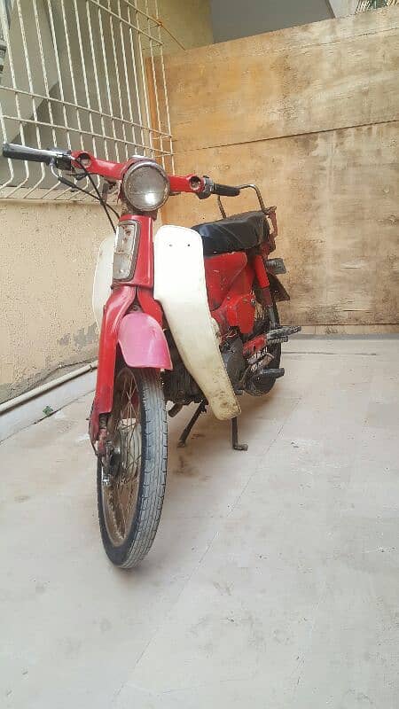 Honda 50 start nahi hai head clynder ka kam hai 1