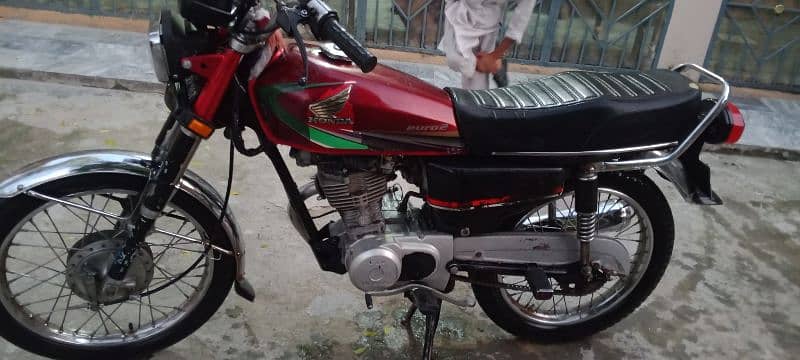 good bike good condition 10 by 10 Honda 125 4