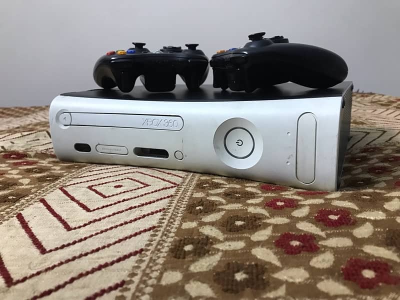 Xbox 360 with box 28 game 1