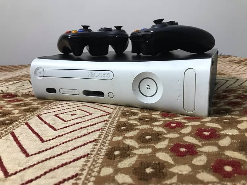 Xbox 360 with box 28 game 3