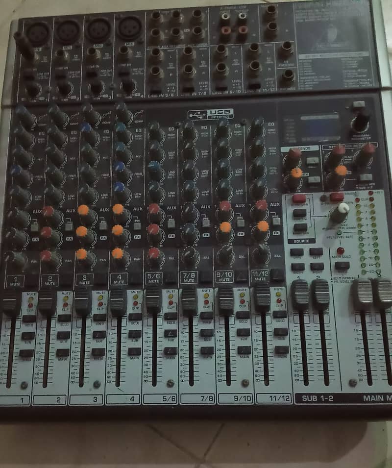 Dj mixer behringer x1622 usb used 1