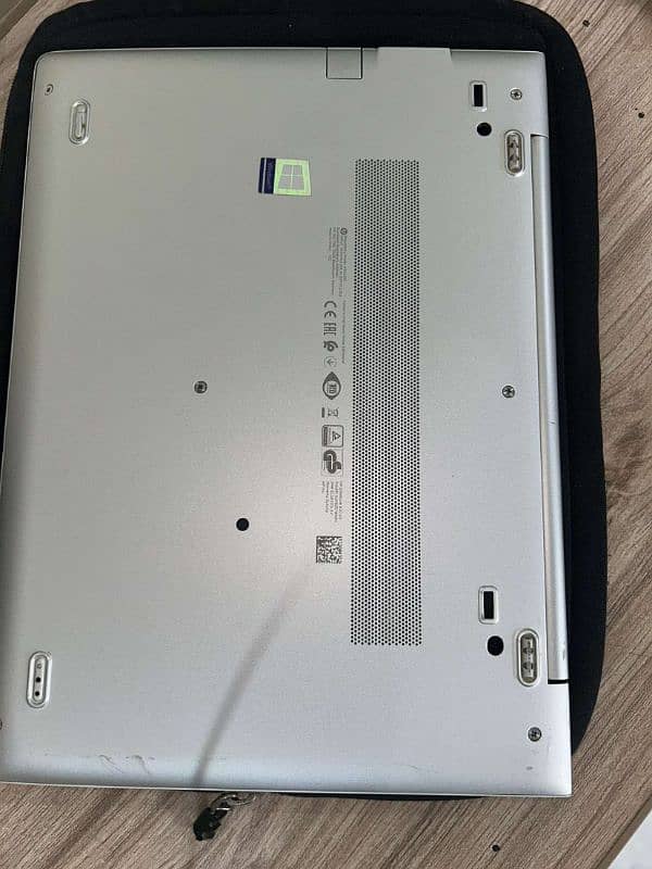 HP Elitebook 840 G5 ( new logo ) 3