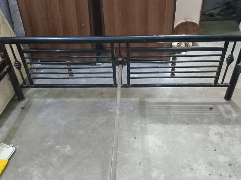 Double Size Iron Bed. 4