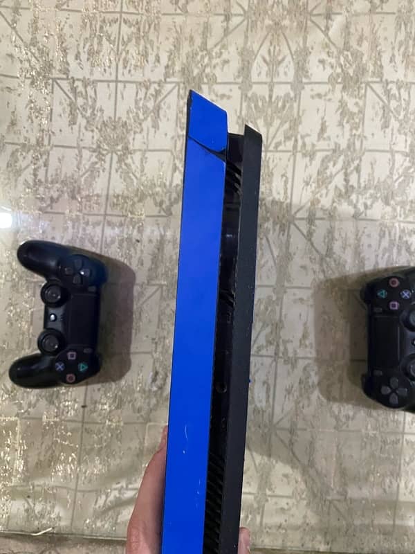 Ps4 1tb with 2 controllers and fifa 18 cd 3