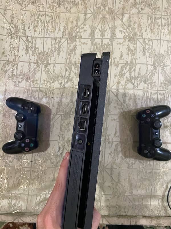 Ps4 1tb with 2 controllers and fifa 18 cd 4