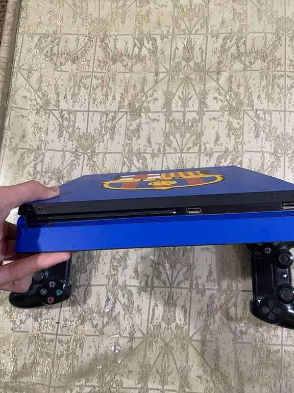 Ps4 1tb with 2 controllers and fifa 18 cd 6