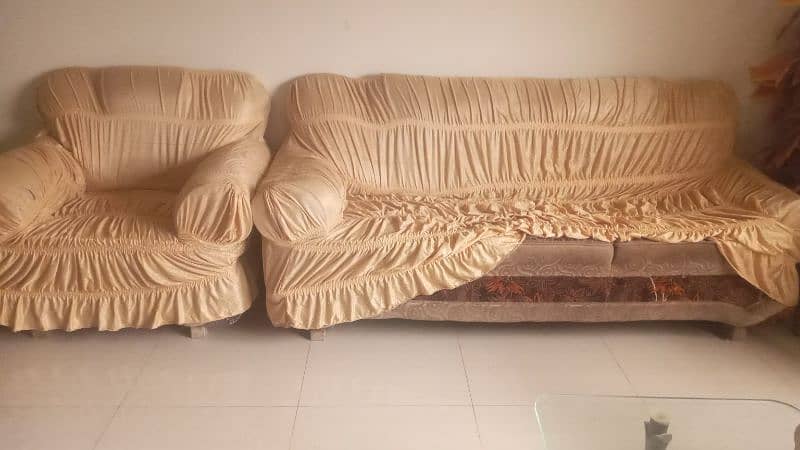 6 seater sofa in very good condition very less used 1