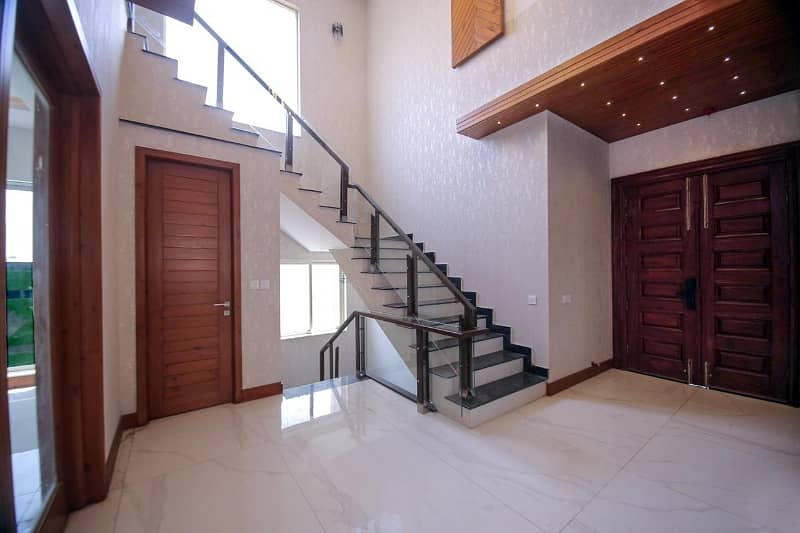 1 Kanal Beautiful House Is Available For Rent 3