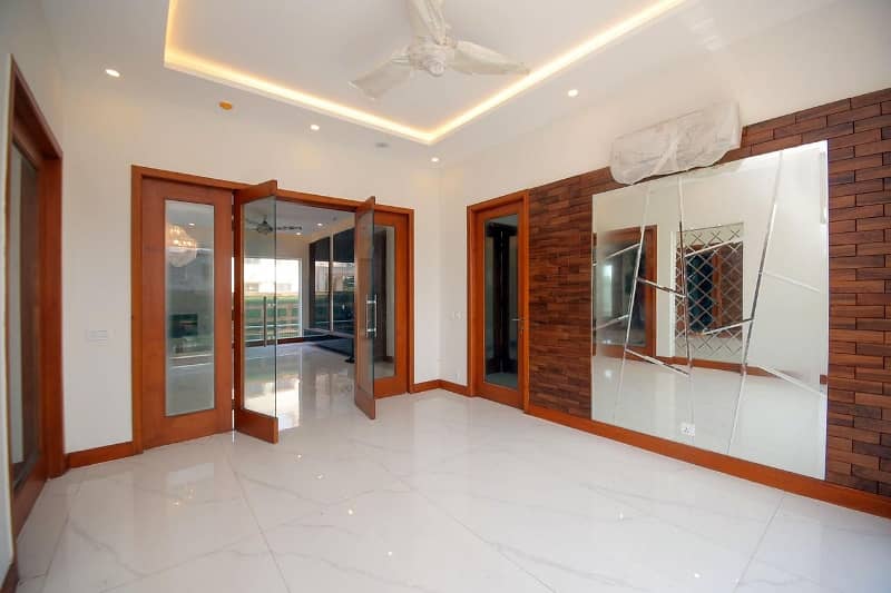 1 Kanal Beautiful House Is Available For Rent 6