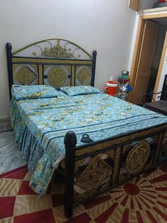 iron dubble bed Queen size