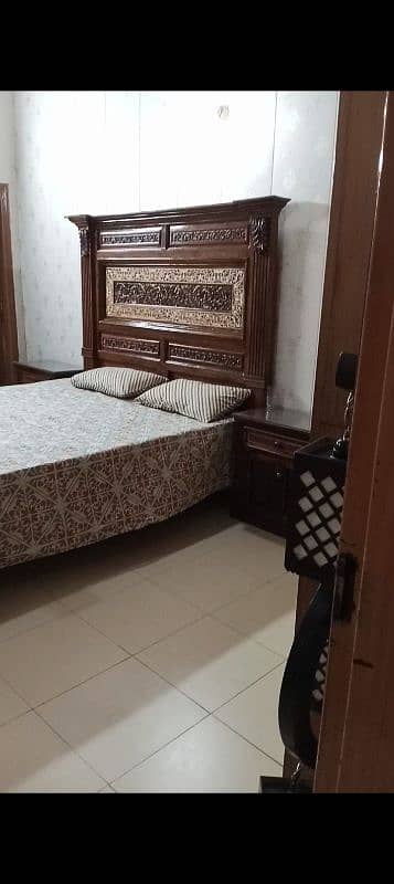 9 /10 condition dressing and bed side table 3