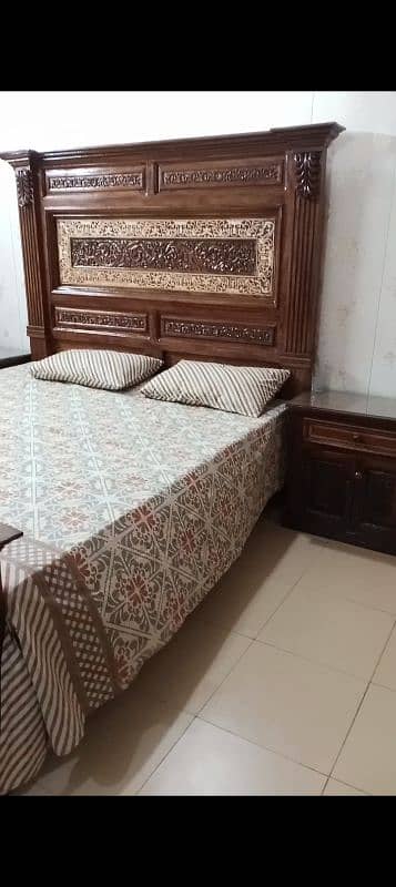 9 /10 condition dressing and bed side table 4