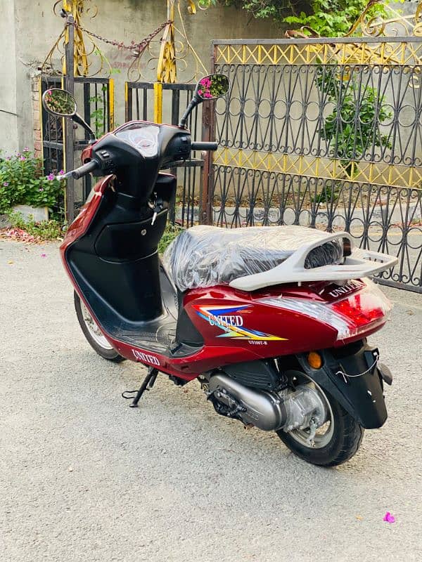 United scooty 100cc only 160kms driven brand new condition 2021 model 4