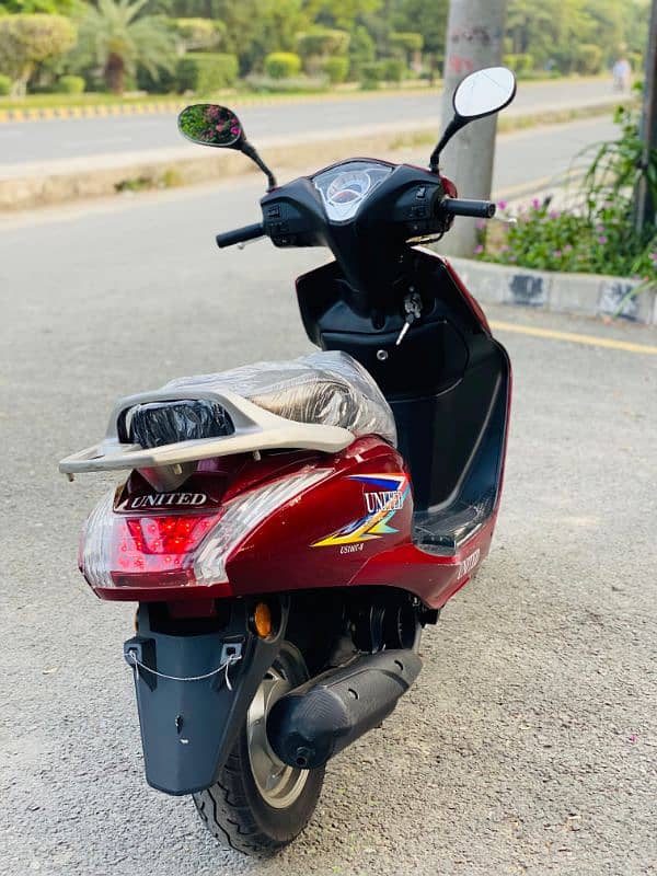 United scooty 100cc only 160kms driven brand new condition 2021 model 6