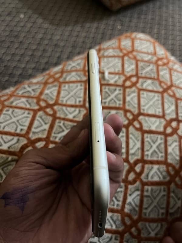 iphone 11 white colour 64Gb (Non pta ) 4