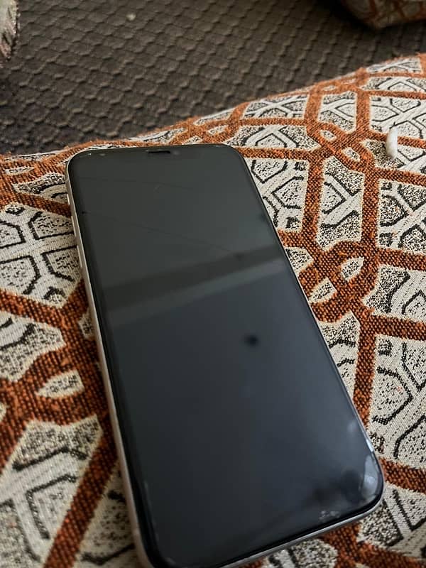 iphone 11 white colour 64Gb (Non pta ) 6