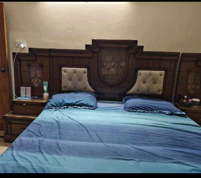 king size bed with  2 side table without metres 6