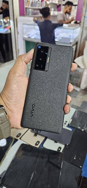 Vivo X70 Pro Black Shine 1