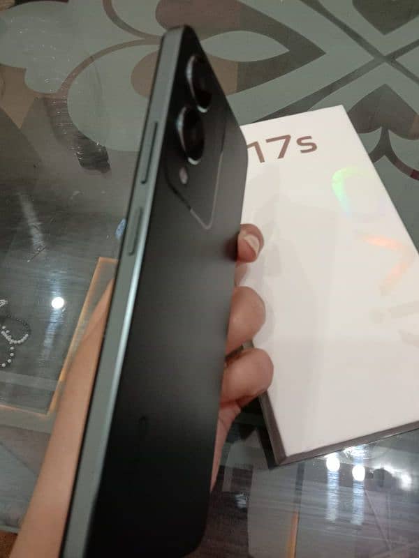 VIVO Y17S. . . 1