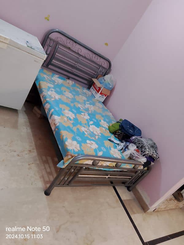 I am selling single bed 1