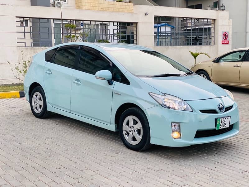 Toyota Prius 2011 1