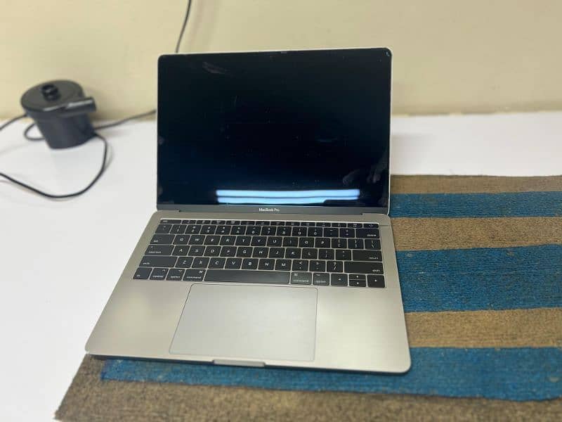 Apple MacBook pro 2017 - 13 inch , Retina display 2