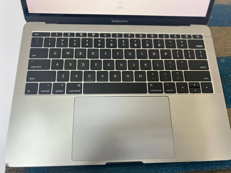 Apple MacBook pro 2017 - 13 inch , Retina display 6