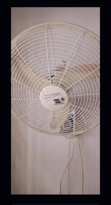 Pakfan Bracket fan 1