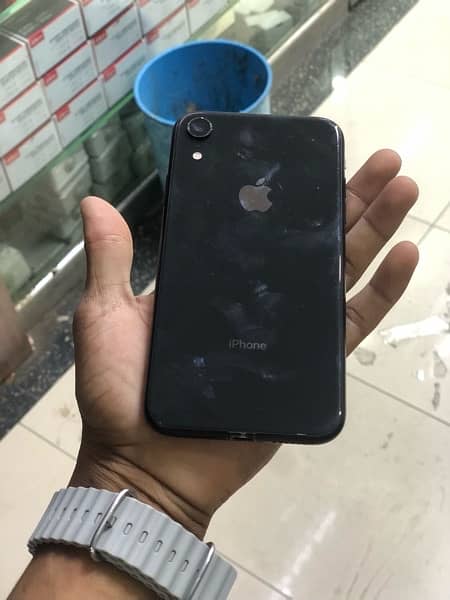 iPhone XR  64GB 3