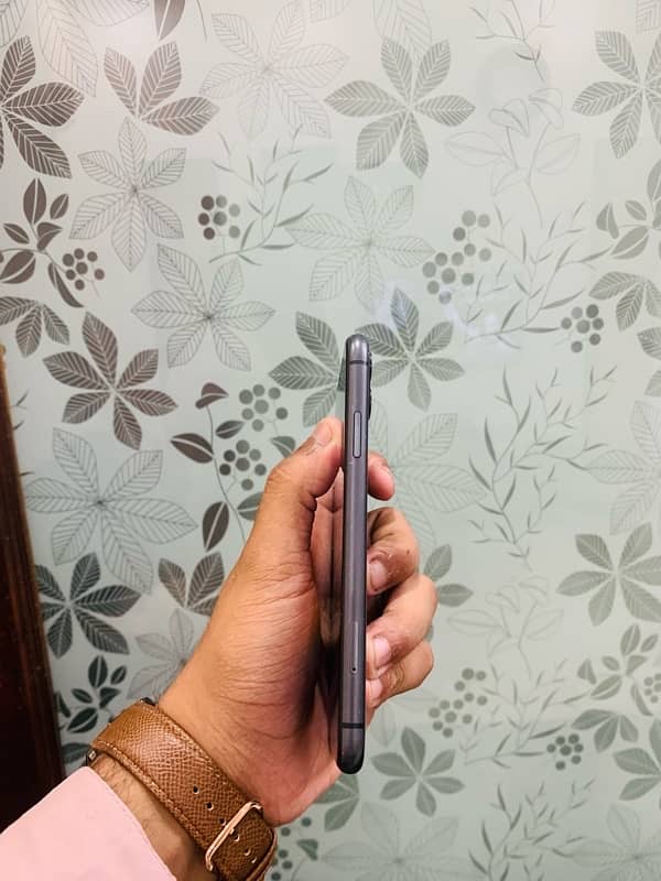 iphone 11 64 gb factory unlock read add whatsapp (03336279733) 2