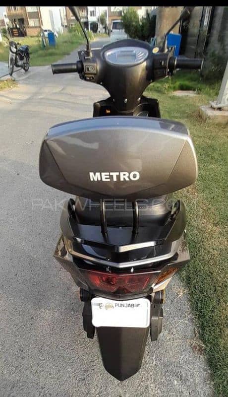 Metro Thrill EV scooty 1