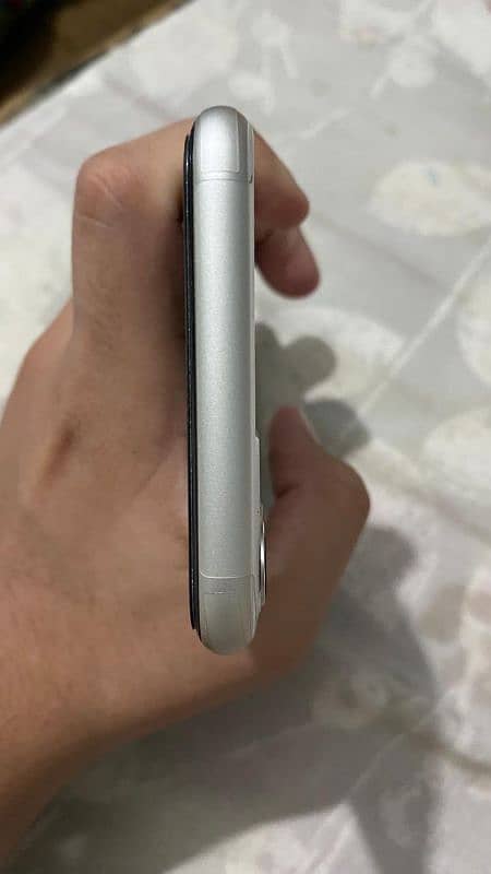 iPhone 11 | White Colour | 64GB | JV | Sim Time 5