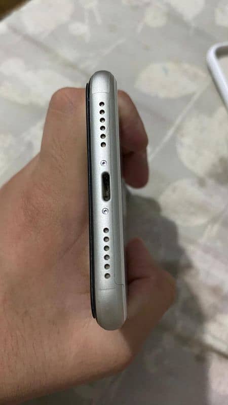 iPhone 11 | White Colour | 64GB | JV | Sim Time 6