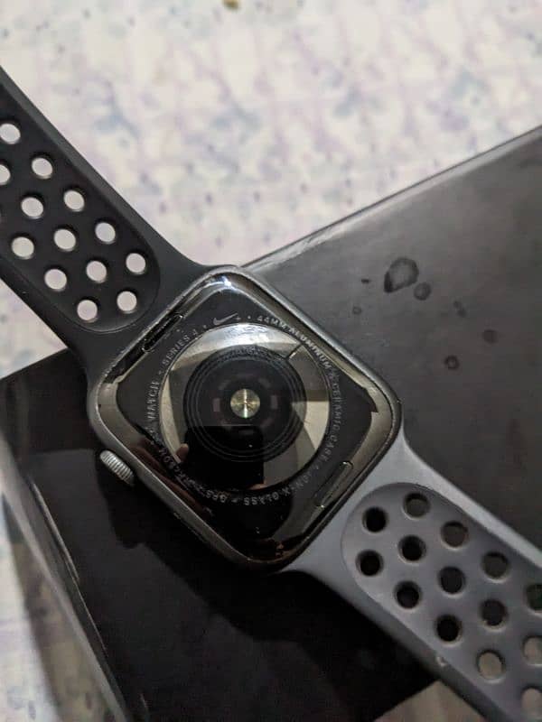 Apple Watch Series 4 NIKE PLUS EDITION 7