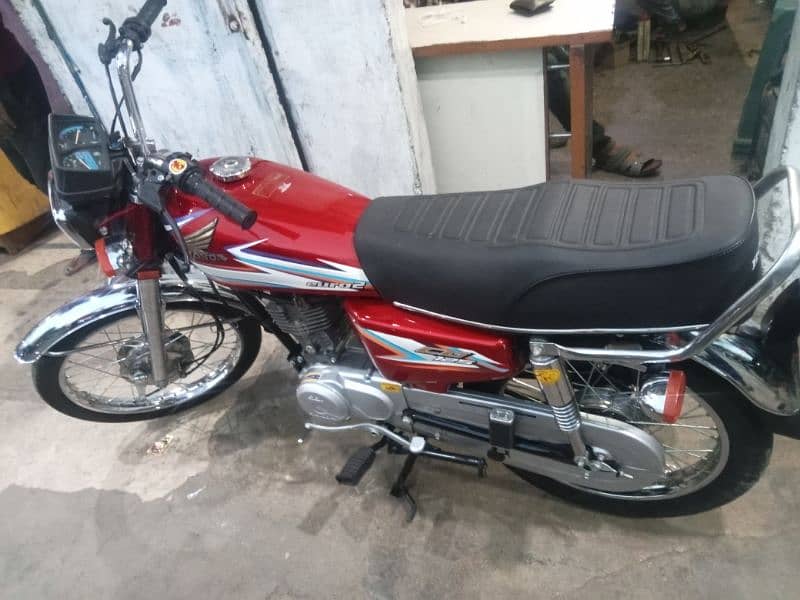 03126628490honda 125 red color ok bike all ok Lene wale rabta kare 0