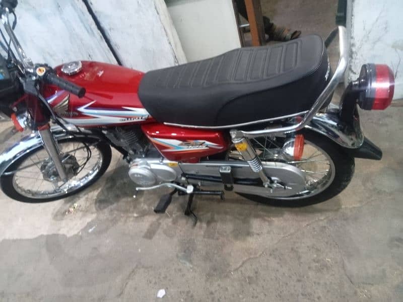 03126628490honda 125 red color ok bike all ok Lene wale rabta kare 1