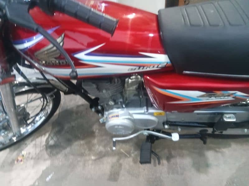 03126628490honda 125 red color ok bike all ok Lene wale rabta kare 2