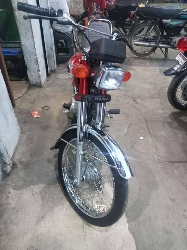 03126628490honda 125 red color ok bike all ok Lene wale rabta kare 4